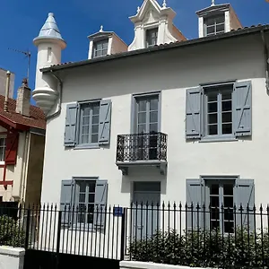 2* Pensión Les Tourelles